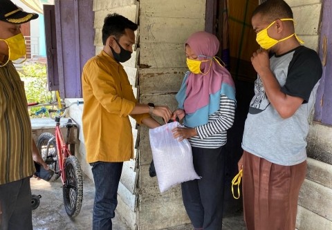 Anggota DPRD Rohul Termuda Ini Keliling Bagi-bagi Sembako ke Rumah Warga