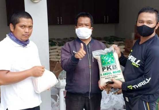 Abdul Wahid dan Anggota FPKB se-Riau Salurkan Bantuan Puluhan Ton Beras ke Warga