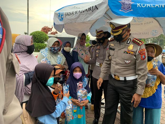 Ditlantas Polda Riau Bagikan 250 Paket Takjil di Pekanbaru