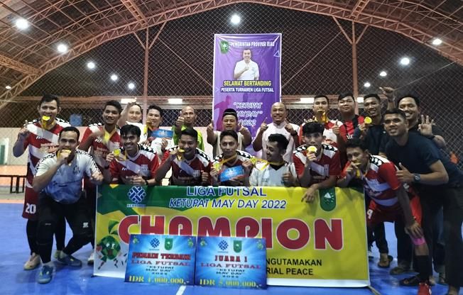 Tim BRK Juara Liga Futsal Ketupat May Day 2022 Piala Menaker di Riau