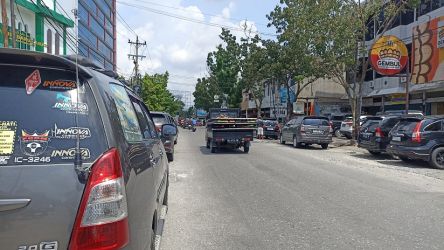 Larangan Parkir di Jalan Hangtuah Diabaikan Pengendara, Dishub Pekanbaru ke Mana?