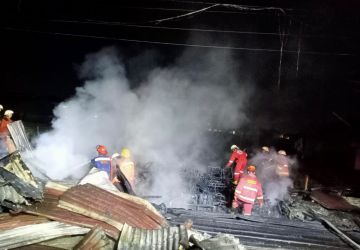 Dua Kios Aksesoris Mobil di Jalan Soekarno Hatta Pekanbaru Ludes Terbakar
