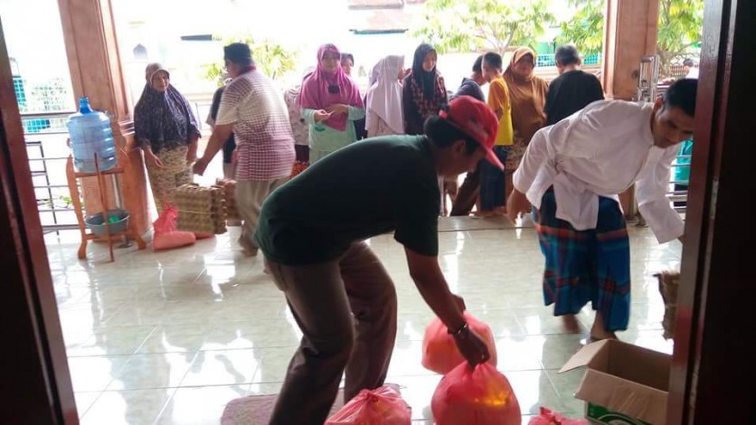 Berbagi Kebahagiaan Ramadan, Ketua RT 02 Tangkerang Barat Bagi-bagi Sembako Gratis
