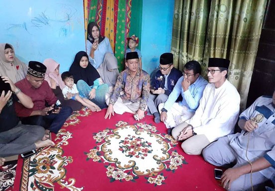 Sandi Uno Takziah ke Rumah Ahli Waris Petugas KPPS di Pekanbaru