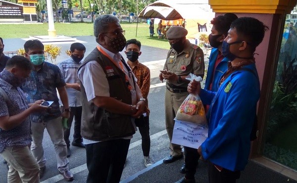 Kritik Pemko Pekanbaru, BEM UIR Serahkan Sembako untuk Walikota