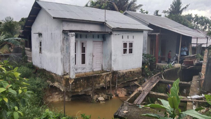 Satu Rumah di Bukit Raya Pekanbaru Nyaris Ambruk