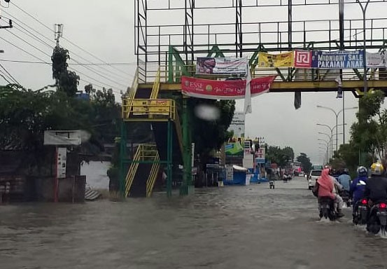 Diguyur Hujan, Jalan Soebrantas Panam Bak Sungai