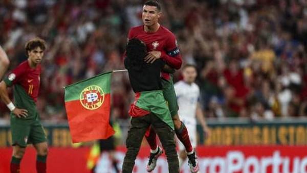 Momen Langka: Fans Terobos Lapangan Lalu Gendong Ronaldo