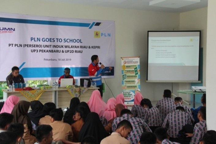 PLN Edukasi Siswa SMK di Riau Mengenal Budaya K3