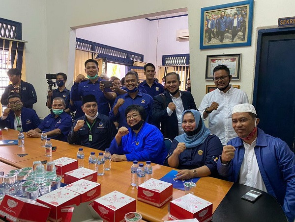 Siti Nurbaya Serahkan Empat SK Pilkada di Riau