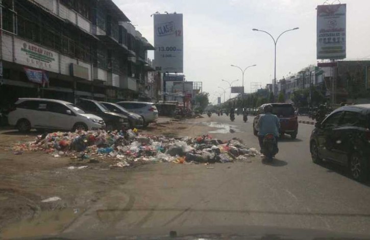 Hingga Siang Ini, Sampah Masih Menumpuk di Jalan-jalan Pekanbaru