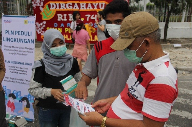 Antisipasi Polusi Udara, PLN Bagikan Masker di Pekanbaru