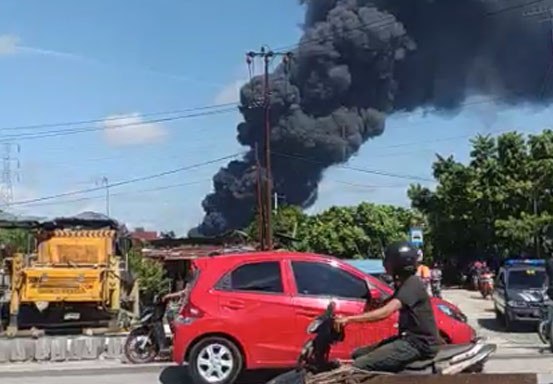 Ada Kebakaran di Jalan Pemuda Ujung, Asap Hitam Pekat Membumbung di Langit Pekanbaru