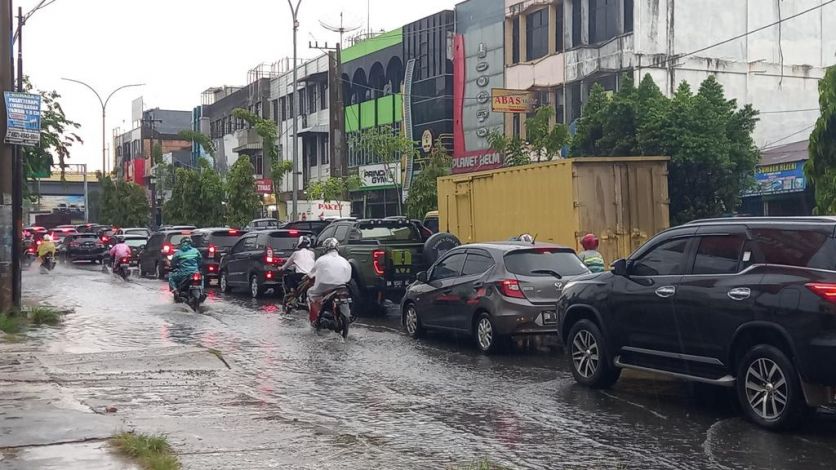 Hujan Sebentar, Jalan Langganan Banjir di Pekanbaru Langsung Tergenang