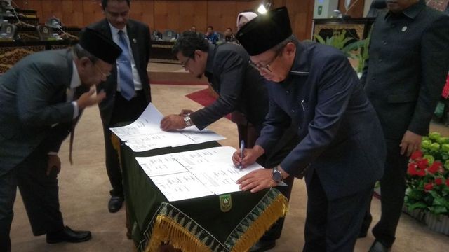 KUA-PPAS Ditandatangani, APBD Riau Tahun 2018 Defisit Rp1,089 Triliun