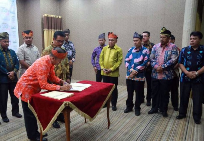 5 Kadis Pariwisata Kabupaten Kota se-Riau teken MoA Pariwisata di Siak