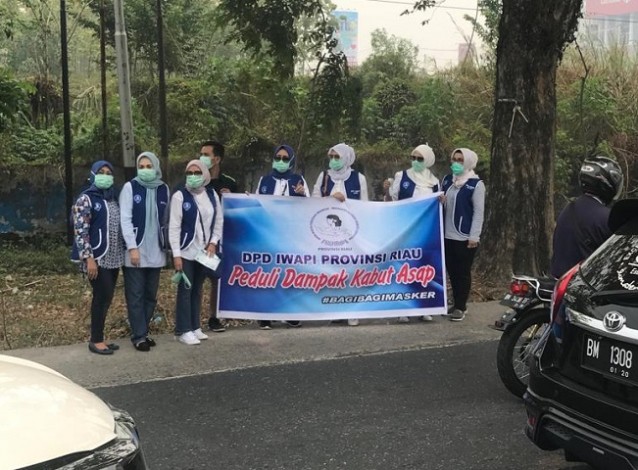 Iwapi Riau Bagi-bagi Ribuan Masker Gratis