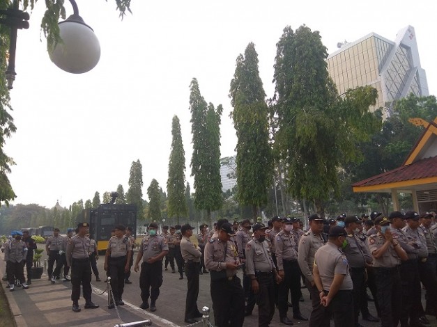 Siagakan Water Cannon, Puluhan Personel Amankan Demo Karhutla di Depan Kantor Gubernur Riau
