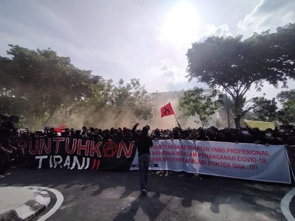Usai Demo di Kantor Gubernur, Ratusan Pendemo Bergeser ke Kejati Riau