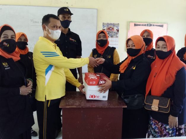 Forum Pekanbaru Kota Bertuah Bagikan Ratusan Masker ke Sekolah-Sekolah