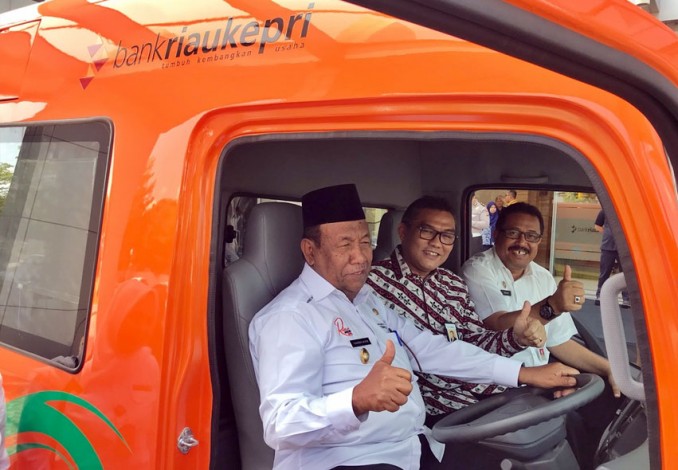 Bank Riau Kepri Serahkan 4 Unit Mobil Samsat Keliling ke Bapenda Riau