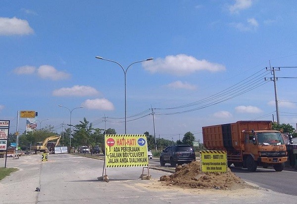 PUPR Riau Perbaiki Box Culvert Jalan Soekarno-Hatta yang Longsor