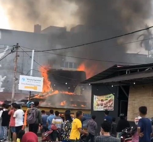 Diduga Akibat Arus Pendek, Rumah Anggota Polri di Jalan Garuda Sakti Pekanbaru Kebakaran