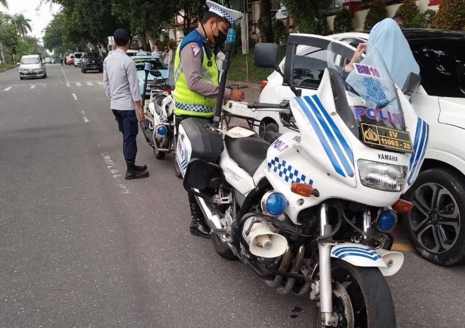 Nekat Parkir di Jalan Diponegoro Pekanbaru, 15 Kendaraan Ditilang Polisi