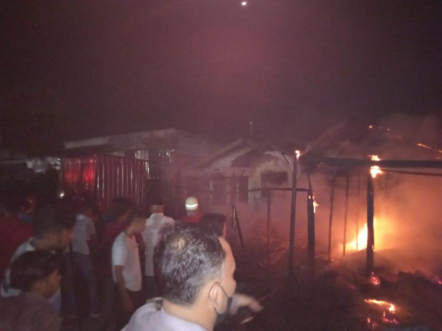 Kebakaran Hanguskan 4 Bangunan di Pekanbaru, Kerugian Ditaksir Mencapai Rp600 Juta