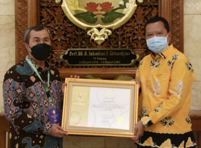 Gubri Syamsuar Terima Anugerah Paramakarya 2021