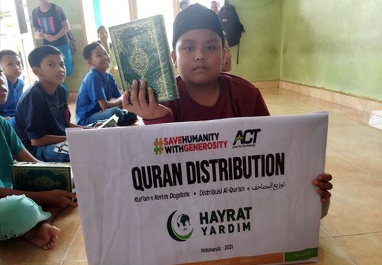 Bahagianya Santri MDTA Nur Ilahi Kandis Dapat Al-Quran Baru dari ACT Riau
