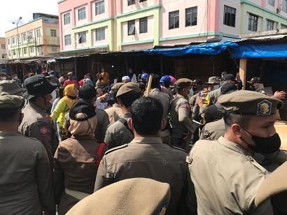 Pembongkaran Lapak Pedagang Agus Salim, Dua Anggota Satpol PP Dilarikan ke Rumah Sakit