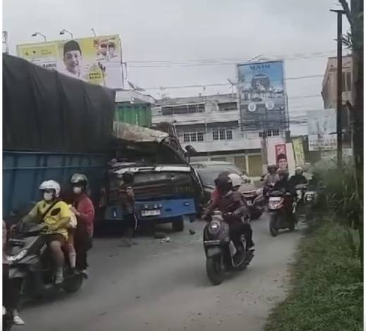 Fuso Tabrak Truk Kontainer dari Belakang, Pertigaan Jalan Riau-Soekarno Hatta Macet