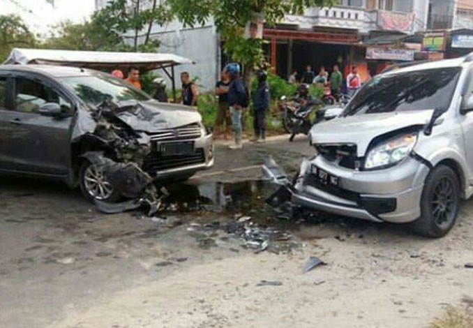 Laga Kambing Toyota Rush VS Suzuki Ertiga di Jalan Tengku Bey Pekanbaru, 1 Tewas