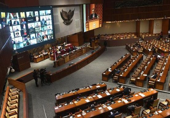 Daftar Regulasi Super Cepat Era Jokowi: UU KPK, Ciptaker, hingga IKN