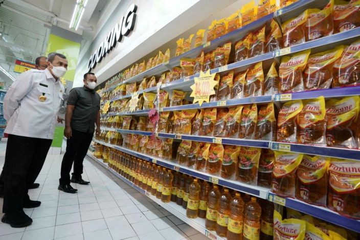 Sidak Minyak Goreng Murah di Pekanbaru, Gubernur Masih Temukan Harga Diatas Rp14 Ribu per Liter