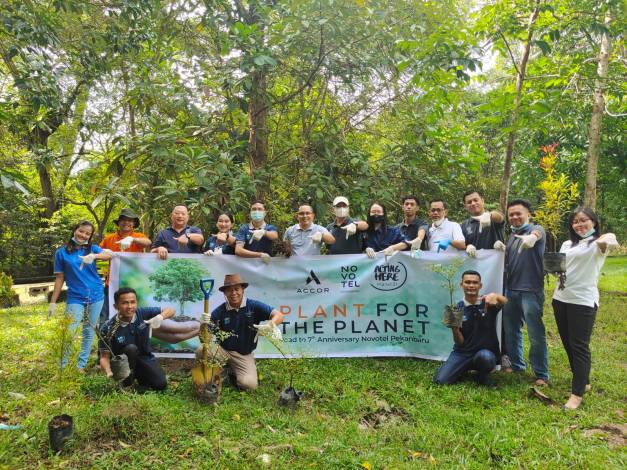 Jalankan Program Planet 21, Novotel Tanam Pohon di Hutan Kota Pekanbaru