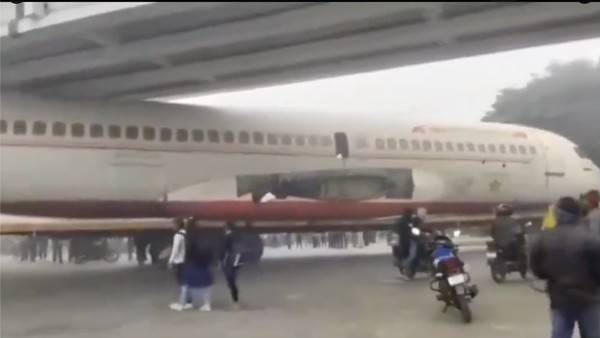 Terjadi Lagi di India, Pesawat Nyangkut di Jembatan