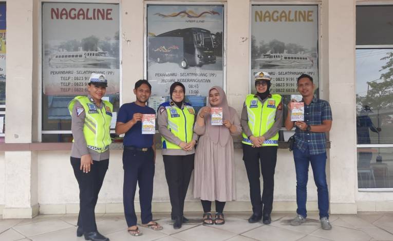Polda Riau Ajak Penumpang di Pelabuhan Sungai Duku Sukseskan Pemilu 2024