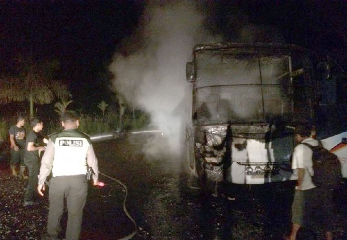 Bus AKAP PO PMS Berpenumpang 12 Orang Terbakar di Siak