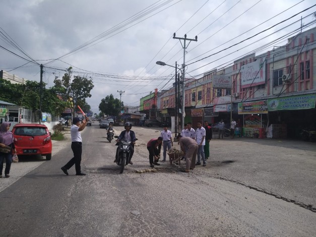 Tak Kunjung Direspon Pemko Pekanbaru, Pelajar dan Guru Terpaksa Swadaya Perbaiki Jalan Rusak di Panam