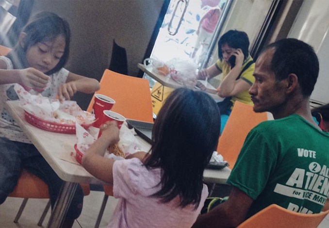 Foto Viral, Ayah yang Rela Tidak Makan Demi Dua Putrinya