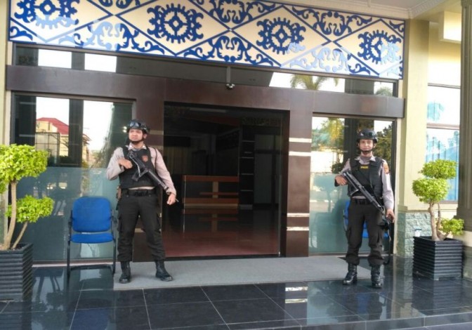 Kawal Petugas KPK, Polisi Bersenjata Berjaga di DPRD Bengkalis