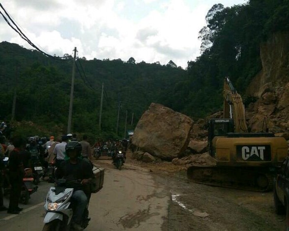 Material Longsor Selesai Dibersihkan, Arus Lalulintas Riau-Sumbar Kembali Normal