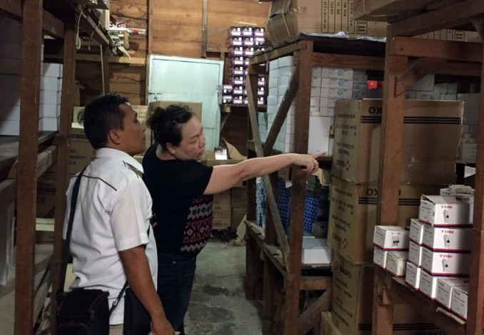 Polresta Pekanbaru Amankan 25 Kotak Miras di Gudang Siak II