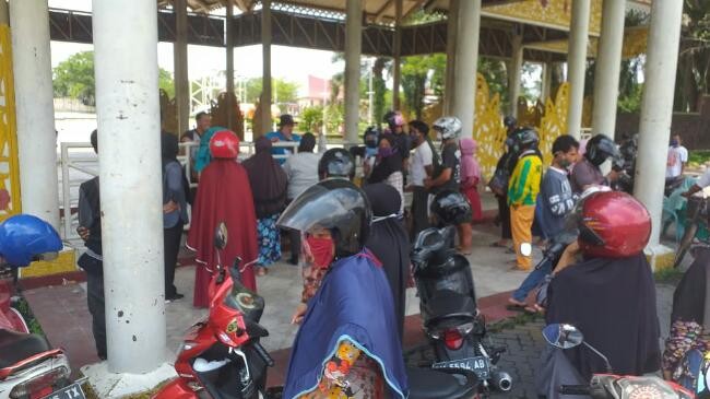 Warga Ramai-ramai Datangi Dapur Umum Pemprov Riau, Kadinsos Heran Ada Pesan Berantai