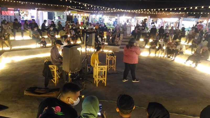 Kafe Raun-raun Foodpark di Arifin Achmad Terancam Ditutup