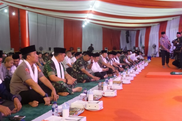 Tiba di Pekanbaru, Wakapolri dan Irjen TNI Buka Bersama Ribuan Prajurit TNI-Polri