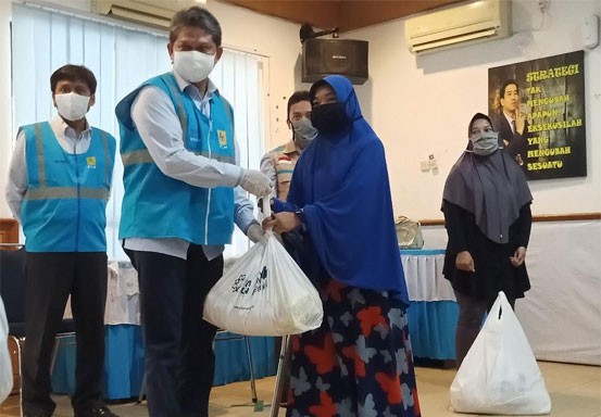 PLN Riau Serahkan 2.473 Paket Sembako untuk Masyarakat Terdampak Covid-19