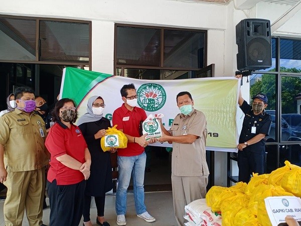 Disnaker Riau Salurkan 869 Paket Sembako ke Karyawan PHK dan Dirumahkan